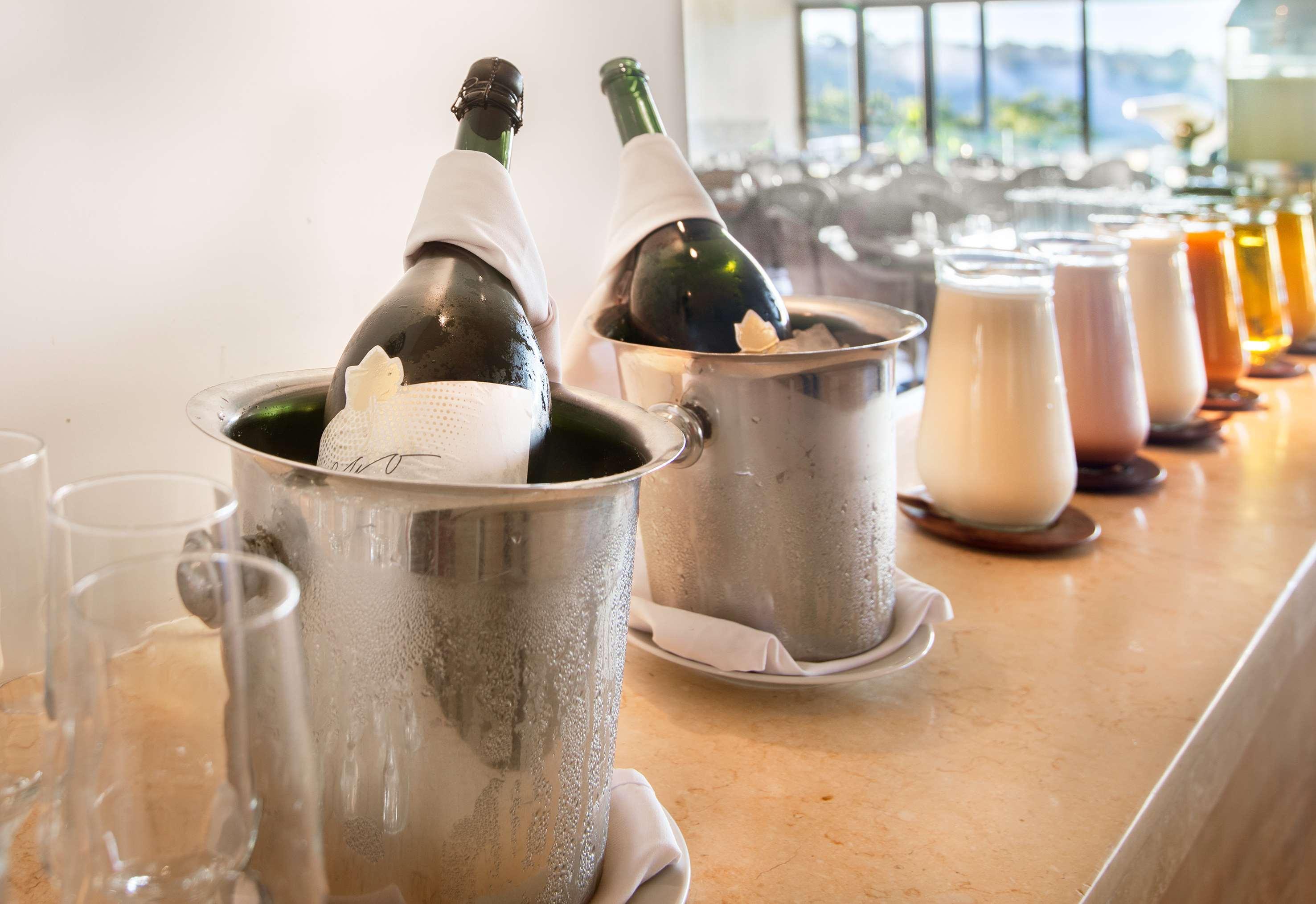 Hotel Gran Melia Iguazu Puerto Iguazú Exteriér fotografie Champagne bottles in a champagne bucket