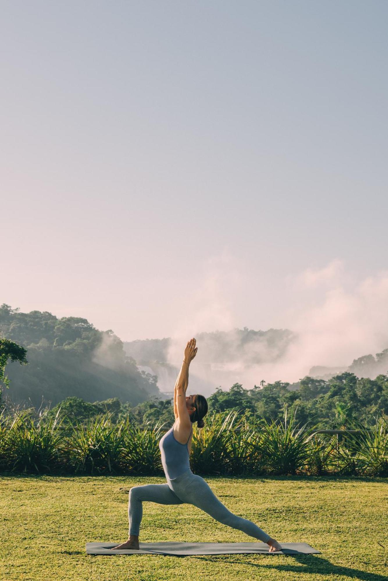 Hotel Gran Melia Iguazu Puerto Iguazú Exteriér fotografie A man practicing yoga in the mountains